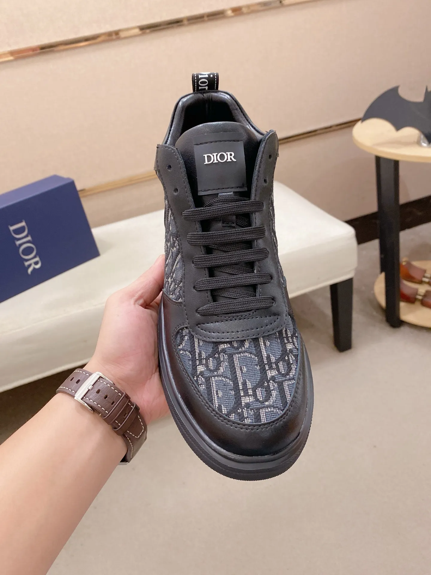 Men's shoes💰 440💰🇮🇹🇮🇹Dior d The new high-tops are on sale at the same time at the counter. The uppers are 🇮🇹 Italian imported first-layer cowhide, and the fully imported sheepskin lining is 💪💪. It is a complete 1⃣️ to 1⃣️ replica 🇮🇹💪💪. ⚠Sole: The original sole is specially provided by the original factory. The exclusive movable molded sole is super comfortable. ⚠Original factory follow-up goods, 🔍🔍high quality, you can enter and exit the counter at will, welcome to compare⚠. Code number:38-44